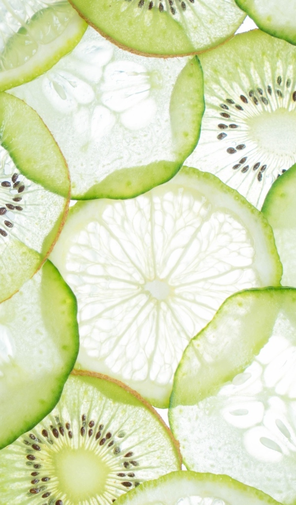 Тонкие кружочки киви, лимона и огурца