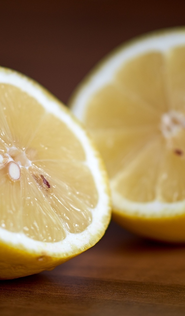 Две половины лимона столе 