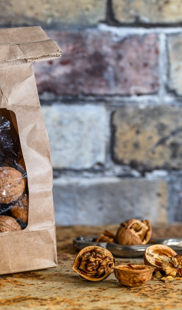 Грецкие орехи в пакете у стены