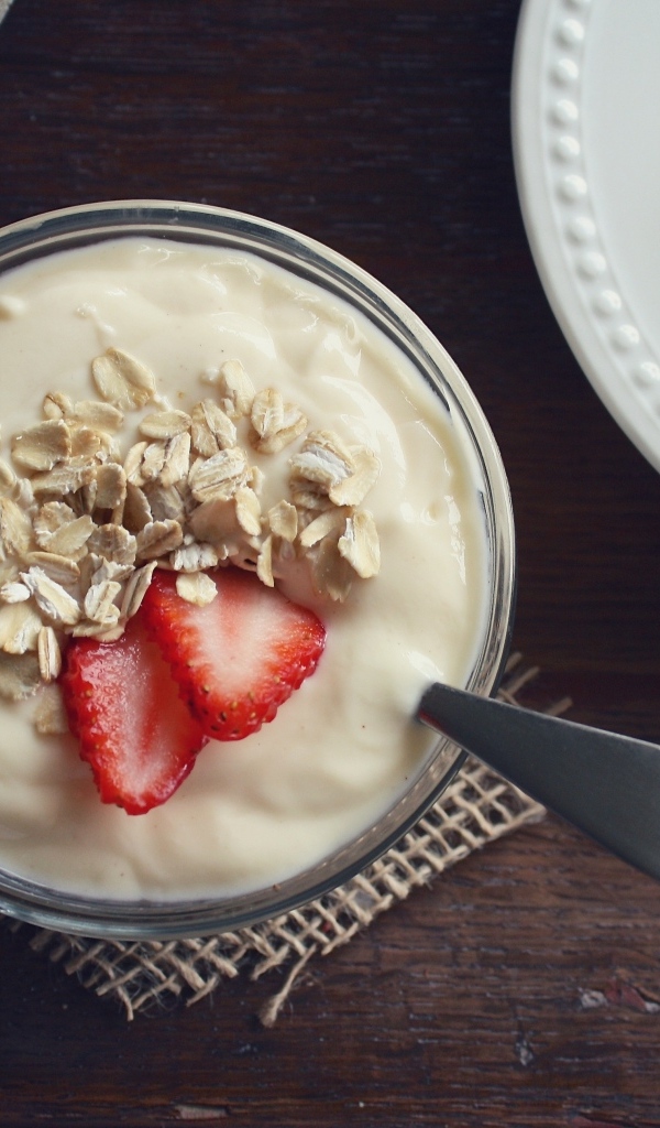 Йогурт с овсяными хлопьями и клубникой
