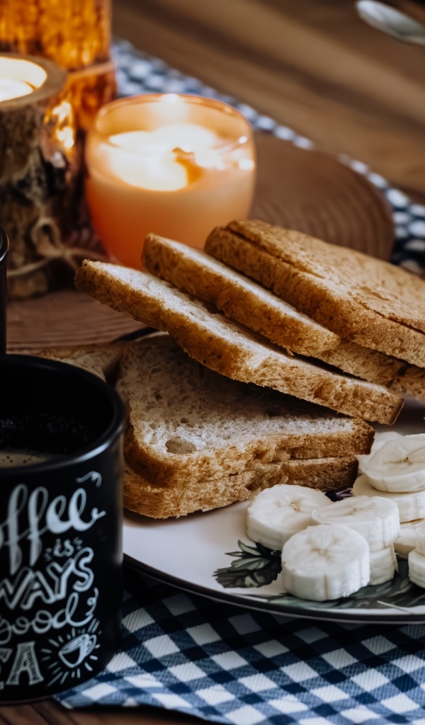 Хлеб с бананами и кофе на столе на завтрак