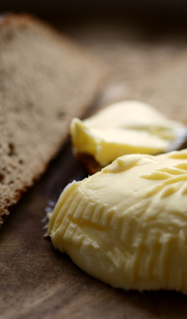 Сливочное масло с хлебом на доске 