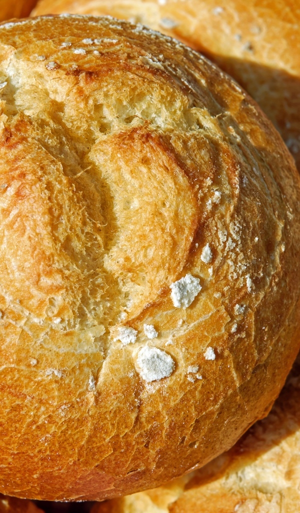 Хрустящий круглый свежий хлеб