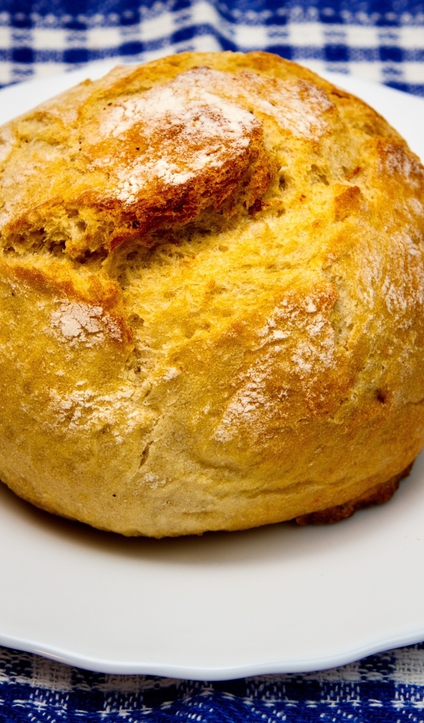 Ароматный запеченный хлеб на белой тарелке