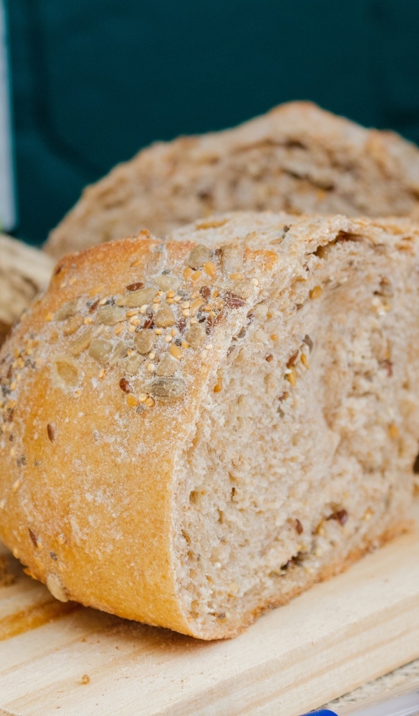 Свежий злаковый хлеб на столе