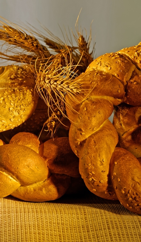 Свежие калачи с колосьями крупным планом