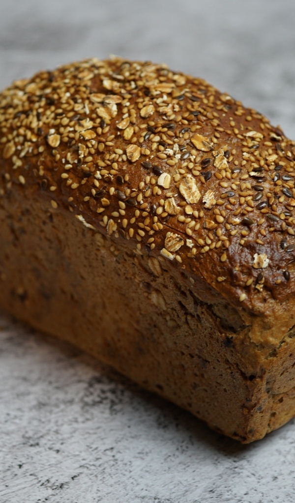 Буханка хлеба с семенами