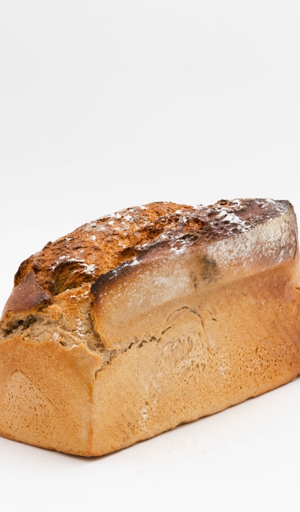 Буханка свежего хлеба на белом фоне