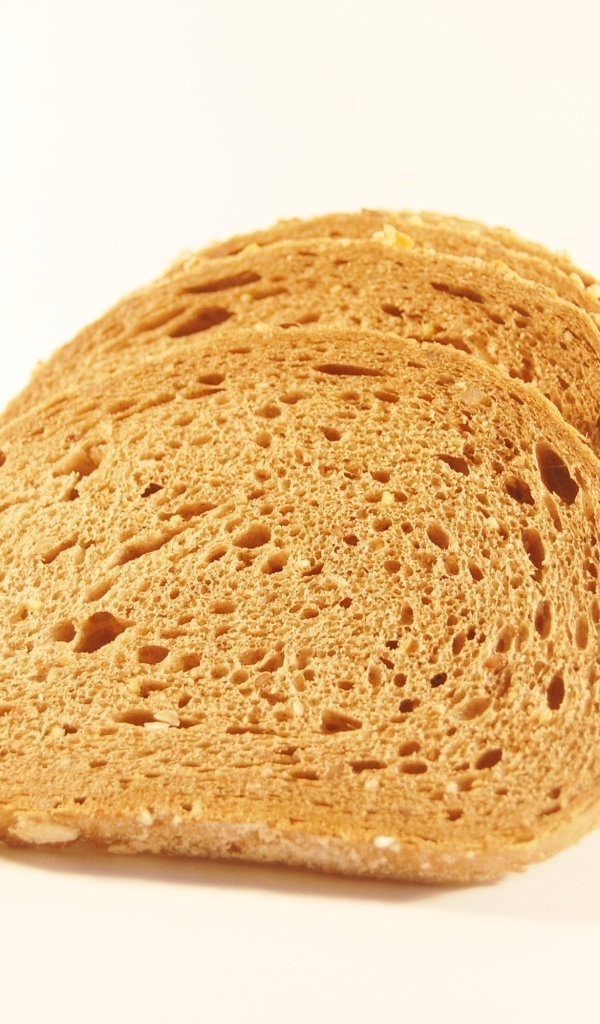 Куски хлеба на белом фоне