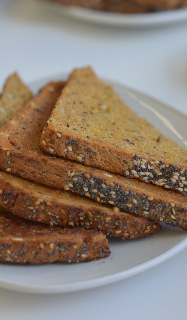 Кусочки хлеба на столе на завтрак 