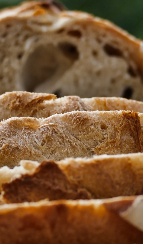 Нарезанный хлеб на столе 