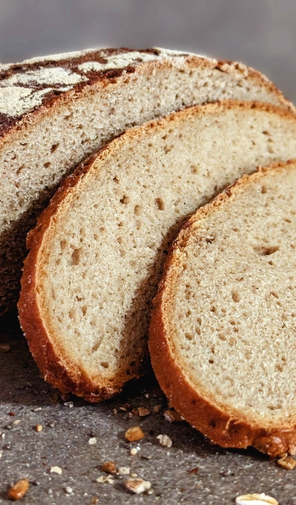 Нарезанный свежий ароматный хлеб