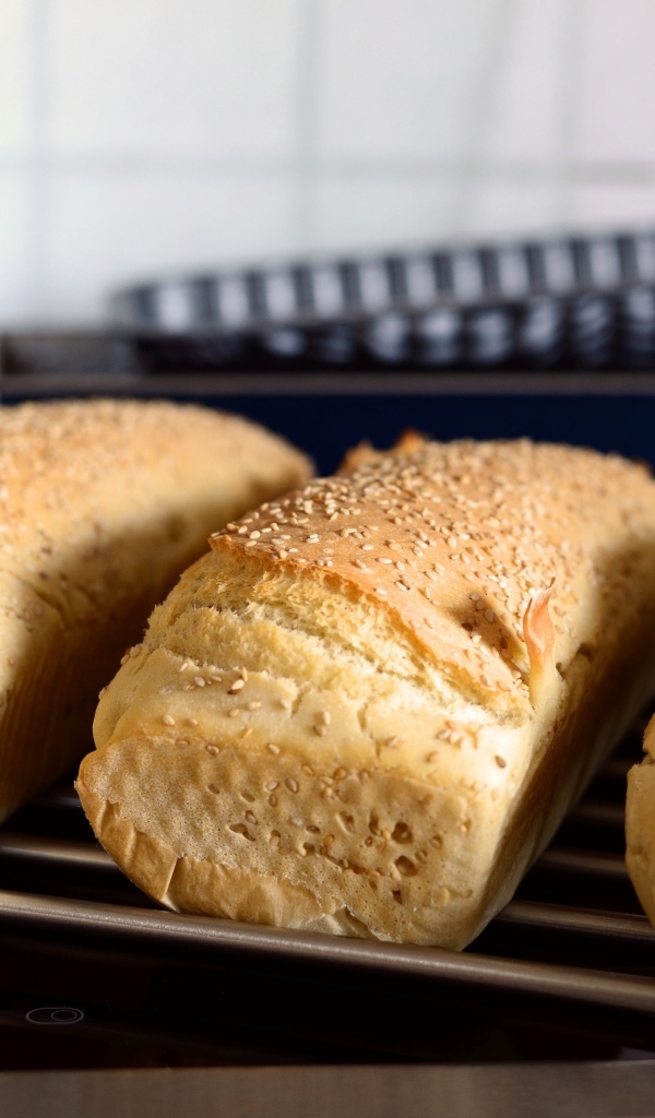 Три буханки свежего хлеба