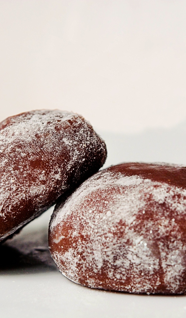 Две буханки ржаного хлеба на сером фоне