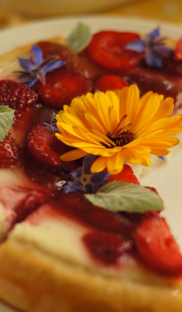 Аппетитный пирог с ягодами клубники и цветами