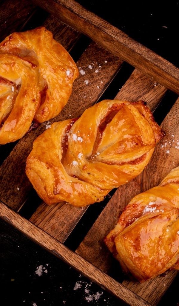 Аппетитные сладкие булочки на столе с сахарной пудрой