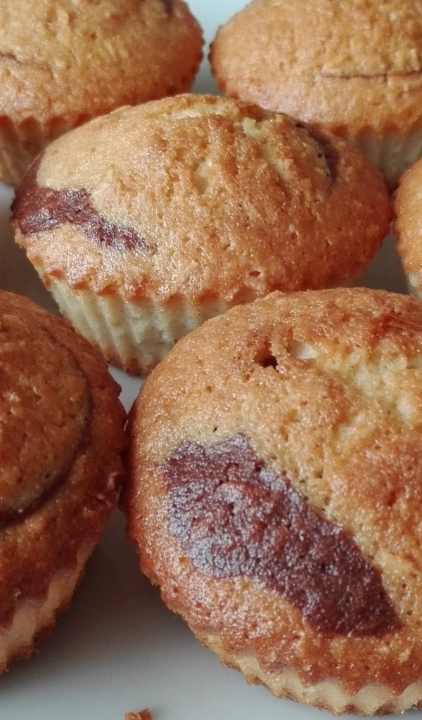 Запеченные кексы на белой тарелке крупным планом