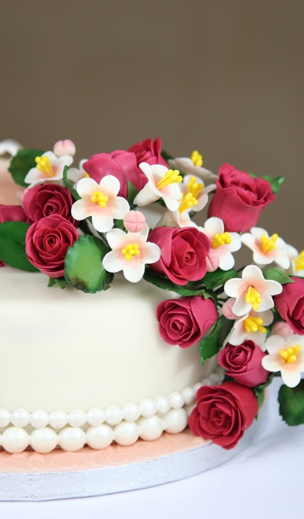 Красивый праздничный торт с цветами