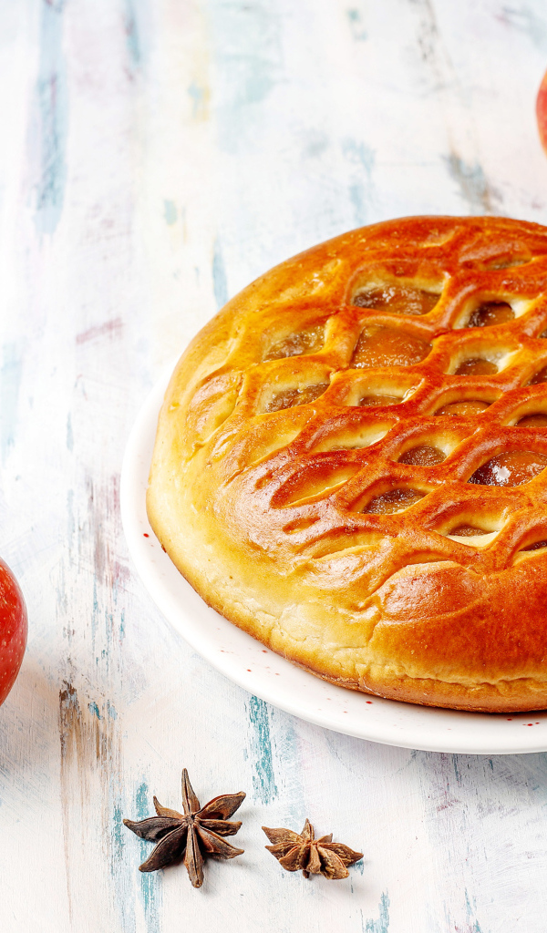 Красивый пирог на столе с яблоками и корицей