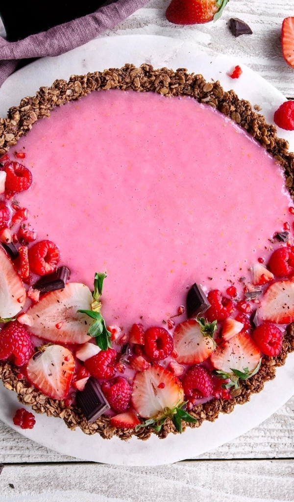 Красивый сладкий торт с ягодами