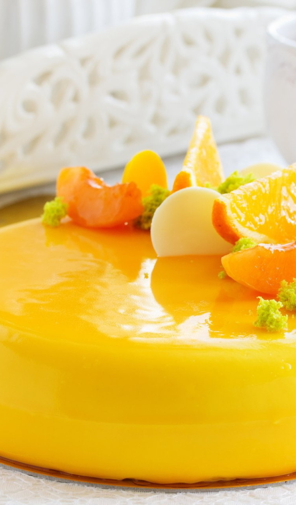 Красивый желтый торт с фруктами