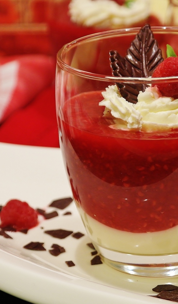 Ягодный десерт с кремом и взбитыми сливками