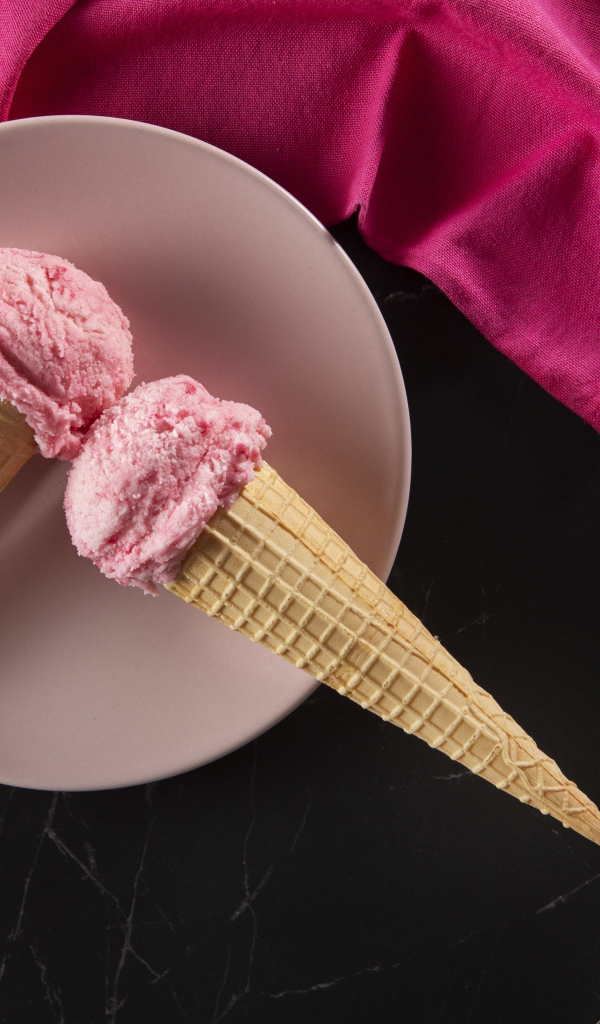 Ягодное мороженое в вафельных рожках на столе
