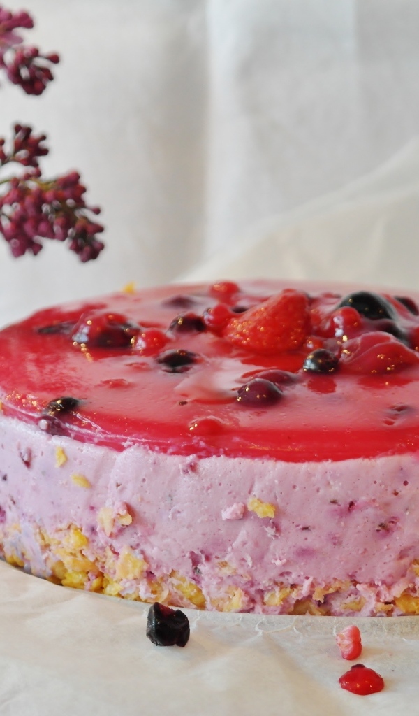 Ягодный торт суфле на столе с сиренью 