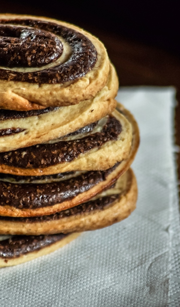 Двухцветное печенье на салфетке на столе 