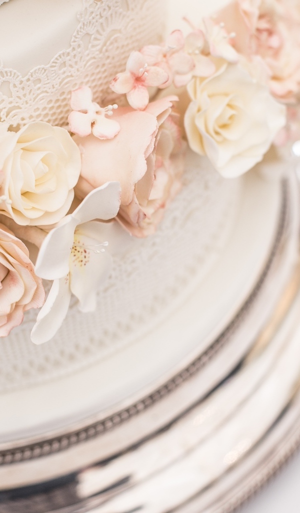 Большой свадебный торт с цветами