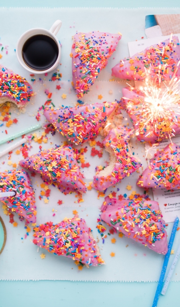 Печенье с розовым кремом на день рождения