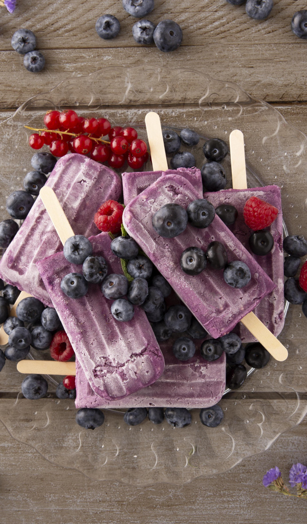 Черничное мороженое с ягодами на тарелке