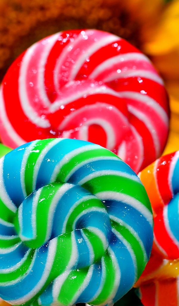 Яркие разноцветные леденцы на палочке