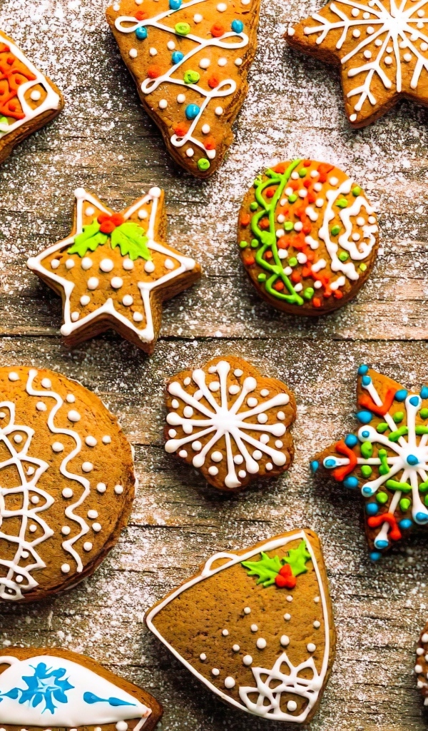 Яркие праздничные пряники на столе