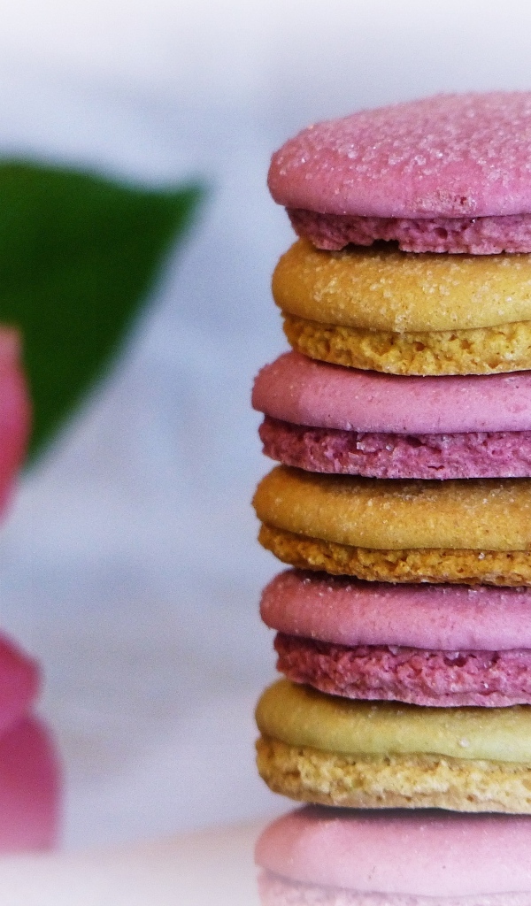 Коричневое и розовое печенье 