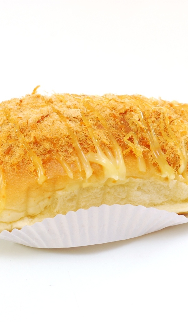 Булочка с кремом на белом фоне