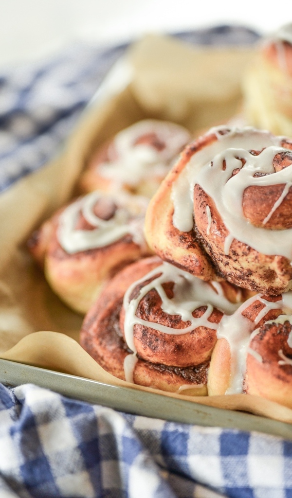 Булочки с кремом на тарелке с полотенцем