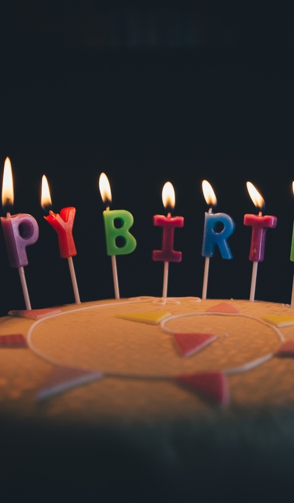 Торт со свечами на день рождения на черном фоне