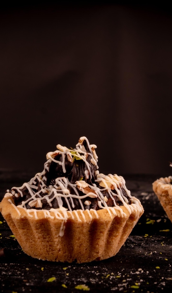 Пирожное с кремом и орехами на столе 