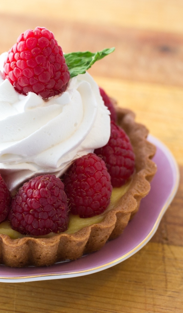 Пирожное с кремом и ягодами малины