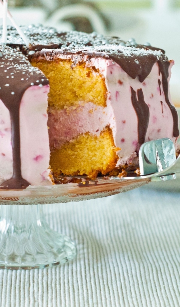 Торт с розовым кремом и шоколадом на столе