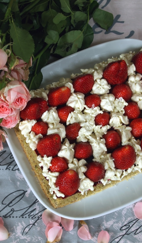 Торт с клубникой и букетом розовых роз