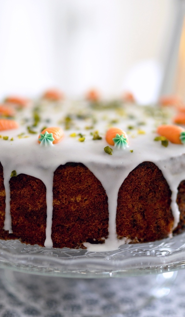 Морковный торт с глазурью на столе 