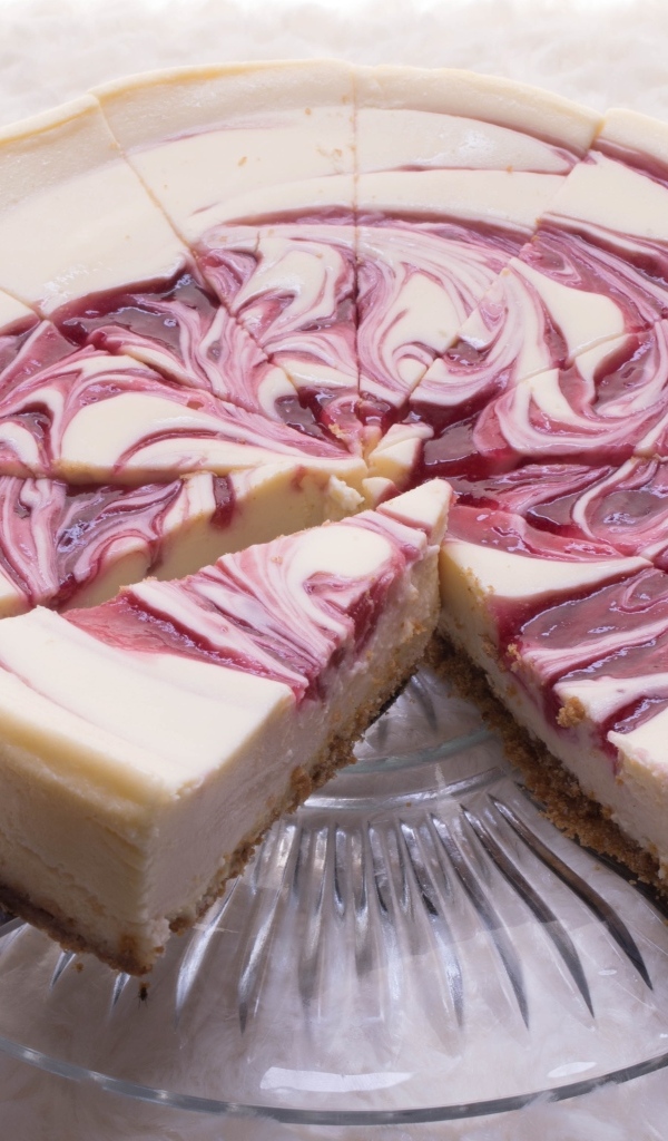 Пирог чизкейк нарезан кусками