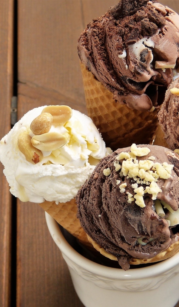 Шоколадное и сливочное мороженое в чашке на столе