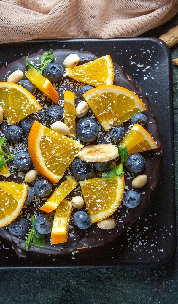 Шоколадный торт с ягодами черники и апельсинами 