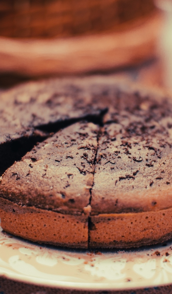 Шоколадный пирог  с кремом на тарелке