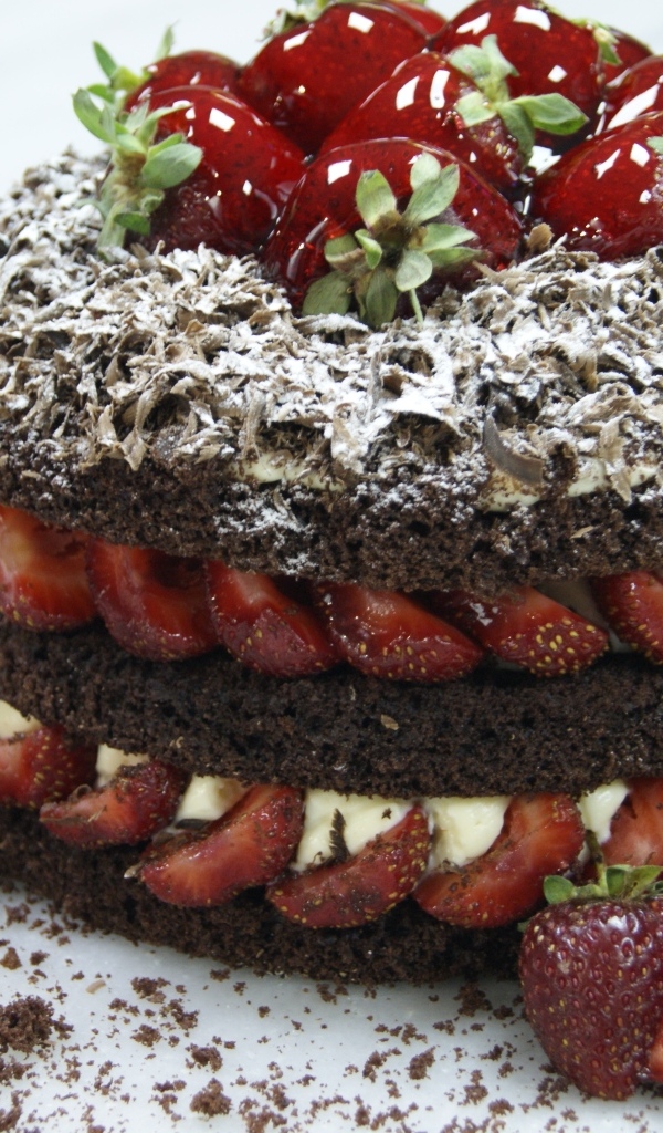 Шоколадный торт с ягодами клубники