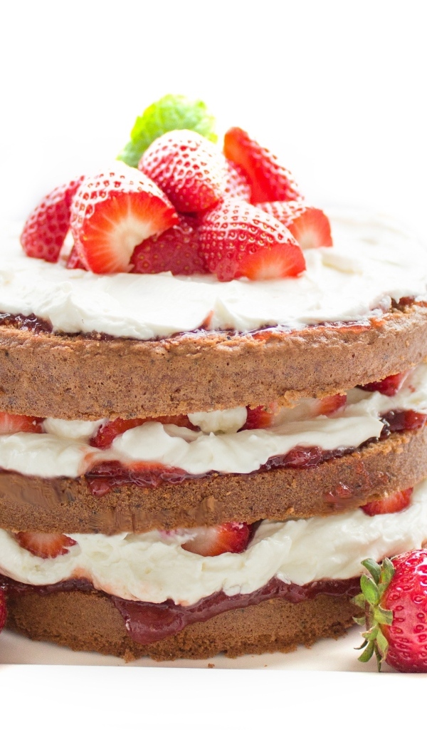 Шоколадный торт с ягодами клубники на белом фоне 