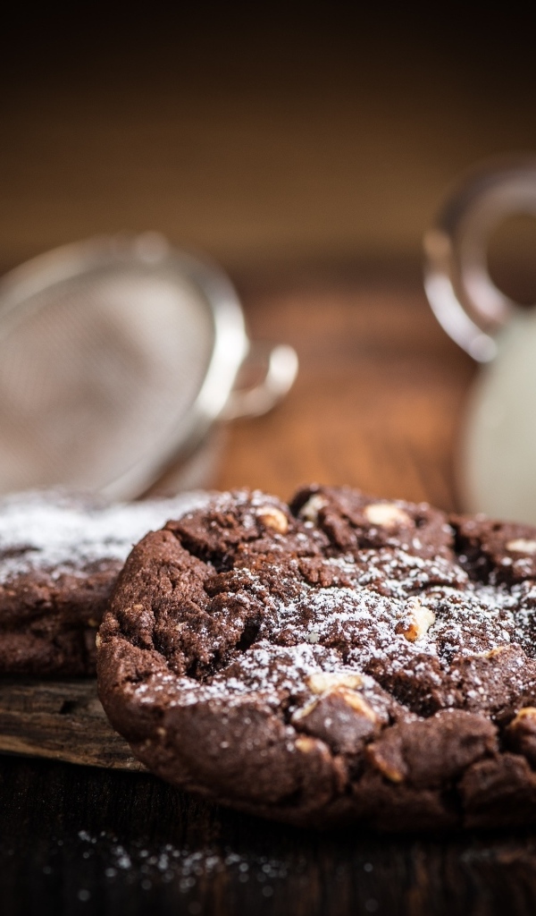 Шоколадное печенье на столе с молоком